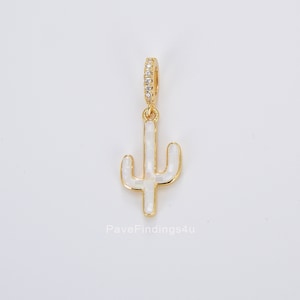 Zierlicher Kaktus-Charme mit weißer Muschel, Saguaro-Anhänger 18K Gold-Charme für Teenager