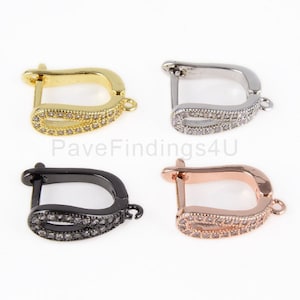 Puede incluir: Cuatro hallazgos de pendientes con un engaste pavé de diamantes de imitación transparentes. Los hallazgos son en oro, plata, negro y oro rosa.