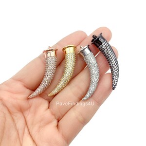 Ciondolo a forma di corno con zanna in oro 3D e zirconi cubici 18 carati, ciondolo a forma di peperoncino piccante con micro pavé di zirconi cubici, ciondolo a forma di corno con micro pavé di zirconi cubici, regalo di gioielli personalizzati CP274