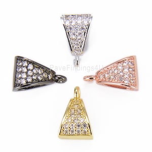 Op de afbeelding: Vier hangerbedels met een driehoekige vorm, elk met een andere metaalafwerking: zilver, zwart, rosé goud en goud. Elke bedel is bedekt met heldere zirkonia-stenen.