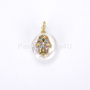Ciondolo a forma di mano di Hamsa con perle d'acqua dolce, oro 18 carati con micro pavé di zirconi cubici e ciondolo a forma di mano di Hamsa, 22 x 15 mm, CP716
