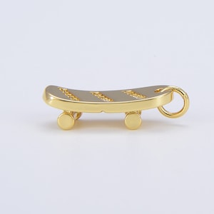 Jolie breloque de skateboard en or 18 carats pour bracelet, collier, boucle d&#39;oreille, mélange de breloques, pendentif ajouté pour création artisanale, 21 x 7 mm, CP1466