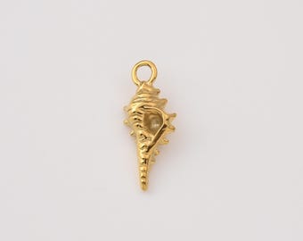 Op de afbeelding: Een goudkleurige schelpenhanger met een kleine lus aan de bovenkant om op te hangen. De hanger is gedetailleerd met ribbels en een spiraalvormig ontwerp en heeft een kleine, ronde opening. De hanger is waarschijnlijk van metaal.