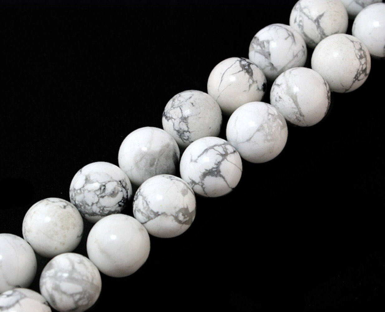 Говлит белый камень. Говлит белый свойства. Говлит турквенит. Говлит оранжевый камень. Говлит значение камня.