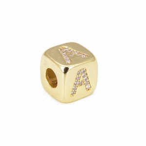 Cuentas de letras iniciales doradas, cuentas del alfabeto, chapadas en oro sobre latón, dije de bloque inicial con micropavé, 8,5 x 8,5 mm, BD954