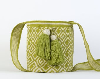 Handmade Wayuu Bag: Green & White Single Thread Acrylic Shoulder Bag