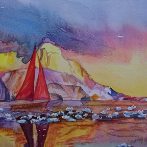 Pu&ograve; includere: Un dipinto ad acquerello di una barca a vela rossa che naviga su uno specchio d'acqua con una catena montuosa sullo sfondo. Il cielo &egrave; un mix di viola, rosa e giallo.