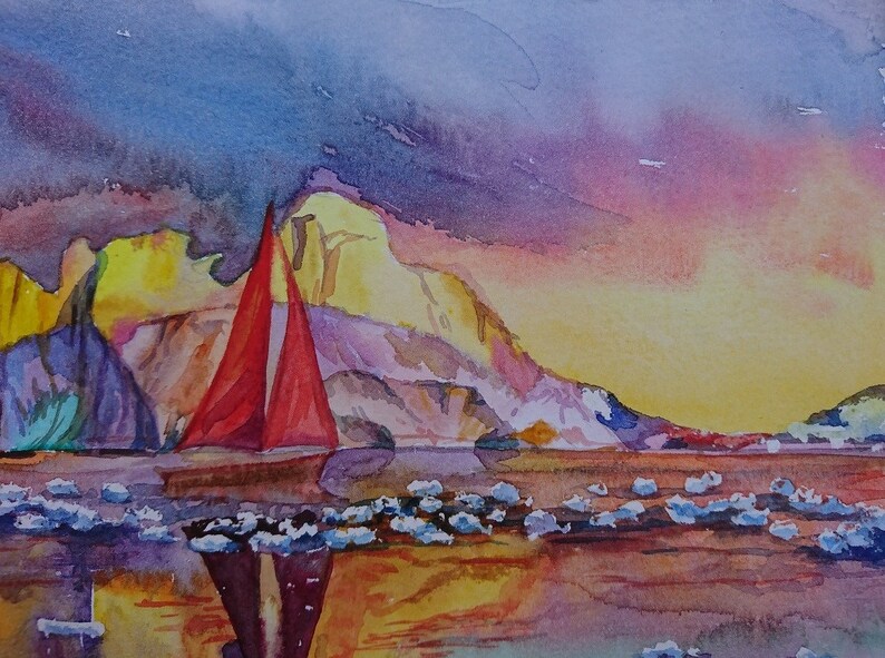Pu&ograve; includere: Un dipinto ad acquerello di una barca a vela rossa che naviga su uno specchio d'acqua con una catena montuosa sullo sfondo. Il cielo &egrave; un mix di viola, rosa e giallo.