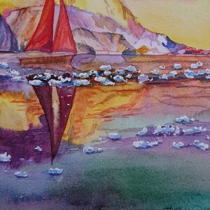 Pu&ograve; includere: Un dipinto ad acquerello di una barca a vela rossa su uno specchio d'acqua con una catena montuosa sullo sfondo. L'acqua &egrave; un mix di viola, blu e verde, e il cielo &egrave; di un giallo brillante. La barca a vela si riflette nell'acqua.