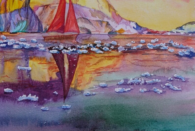 Pu&ograve; includere: Un dipinto ad acquerello di una barca a vela rossa su uno specchio d'acqua con una catena montuosa sullo sfondo. L'acqua &egrave; un mix di viola, blu e verde, e il cielo &egrave; di un giallo brillante. La barca a vela si riflette nell'acqua.