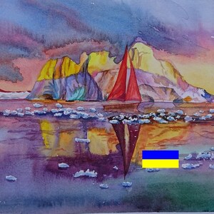 Pu&ograve; includere: Dipinto ad acquerello di una barca a vela rossa con una bandiera gialla e blu sull'acqua. La barca a vela si riflette nell'acqua. Lo sfondo &egrave; un tramonto colorato con montagne in lontananza.