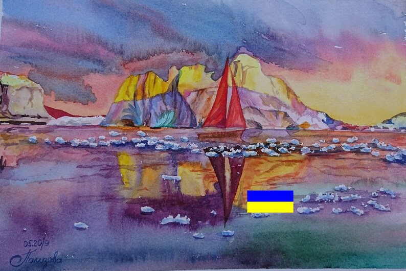 Pu&ograve; includere: Dipinto ad acquerello di una barca a vela rossa con una bandiera gialla e blu sull'acqua. La barca a vela si riflette nell'acqua. Lo sfondo &egrave; un tramonto colorato con montagne in lontananza.