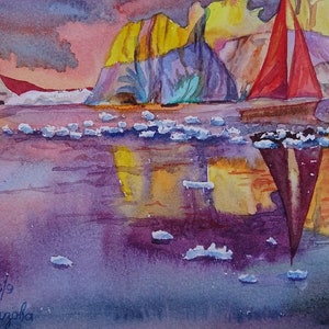 Pu&ograve; includere: Dipinto ad acquerello di una barca a vela rossa su uno specchio d'acqua con un tramonto viola, arancione e giallo sullo sfondo. La barca a vela si riflette nell'acqua.