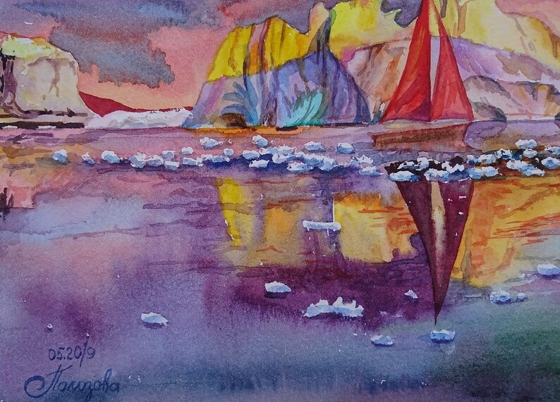 Pu&ograve; includere: Dipinto ad acquerello di una barca a vela rossa su uno specchio d'acqua con un tramonto viola, arancione e giallo sullo sfondo. La barca a vela si riflette nell'acqua.