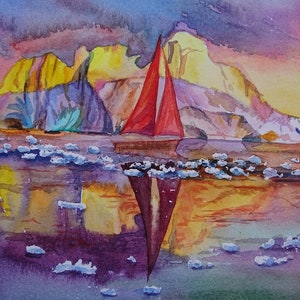 Pu&ograve; includere: Dipinto ad acquerello di una barca a vela rossa con una vela bianca, che naviga su uno specchio d'acqua con un riflesso della barca e del paesaggio circostante. Lo sfondo presenta un paesaggio colorato con tonalit&agrave; viola, gialle e arancioni.
