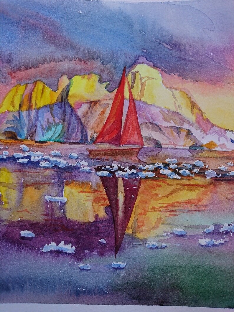 Pu&ograve; includere: Dipinto ad acquerello di una barca a vela rossa con una vela bianca, che naviga su uno specchio d'acqua con un riflesso della barca e del paesaggio circostante. Lo sfondo presenta un paesaggio colorato con tonalit&agrave; viola, gialle e arancioni.