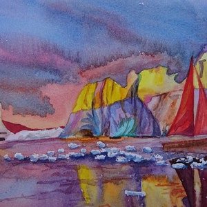 Pu&ograve; includere: Dipinto ad acquerello di una barca a vela rossa con una vela bianca, che naviga davanti a scogliere colorate in un tramonto viola e rosa. L'acqua &egrave; di un viola chiaro con punti bianchi che rappresentano le onde.