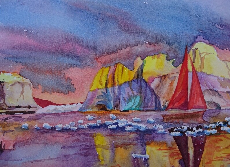 Pu&ograve; includere: Dipinto ad acquerello di una barca a vela rossa con una vela bianca, che naviga davanti a scogliere colorate in un tramonto viola e rosa. L'acqua &egrave; di un viola chiaro con punti bianchi che rappresentano le onde.