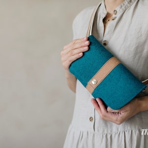 Petit sac à bandoulière en feutre de laine de couleur turquoise vibrante, parfait pour un cocktail, sac banane confortable au quotidien, sac banane minimaliste image 2