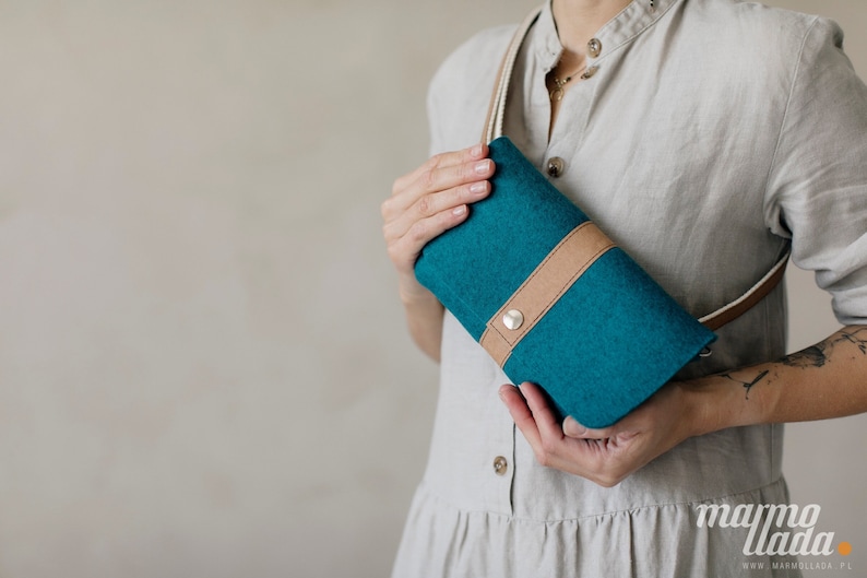 Petit sac à bandoulière en feutre de laine de couleur turquoise vibrante, parfait pour un cocktail, sac banane confortable au quotidien, sac banane minimaliste image 2