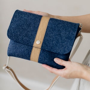 Petit sac à bandoulière en feutre de laine de couleur indigo élégante, sac confortable au quotidien, sac au design minimaliste, sac de voyage, sac pour cocktail image 5