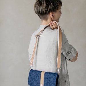 Petit sac à bandoulière en feutre de laine de couleur indigo élégante, sac confortable au quotidien, sac au design minimaliste, sac de voyage, sac pour cocktail image 4