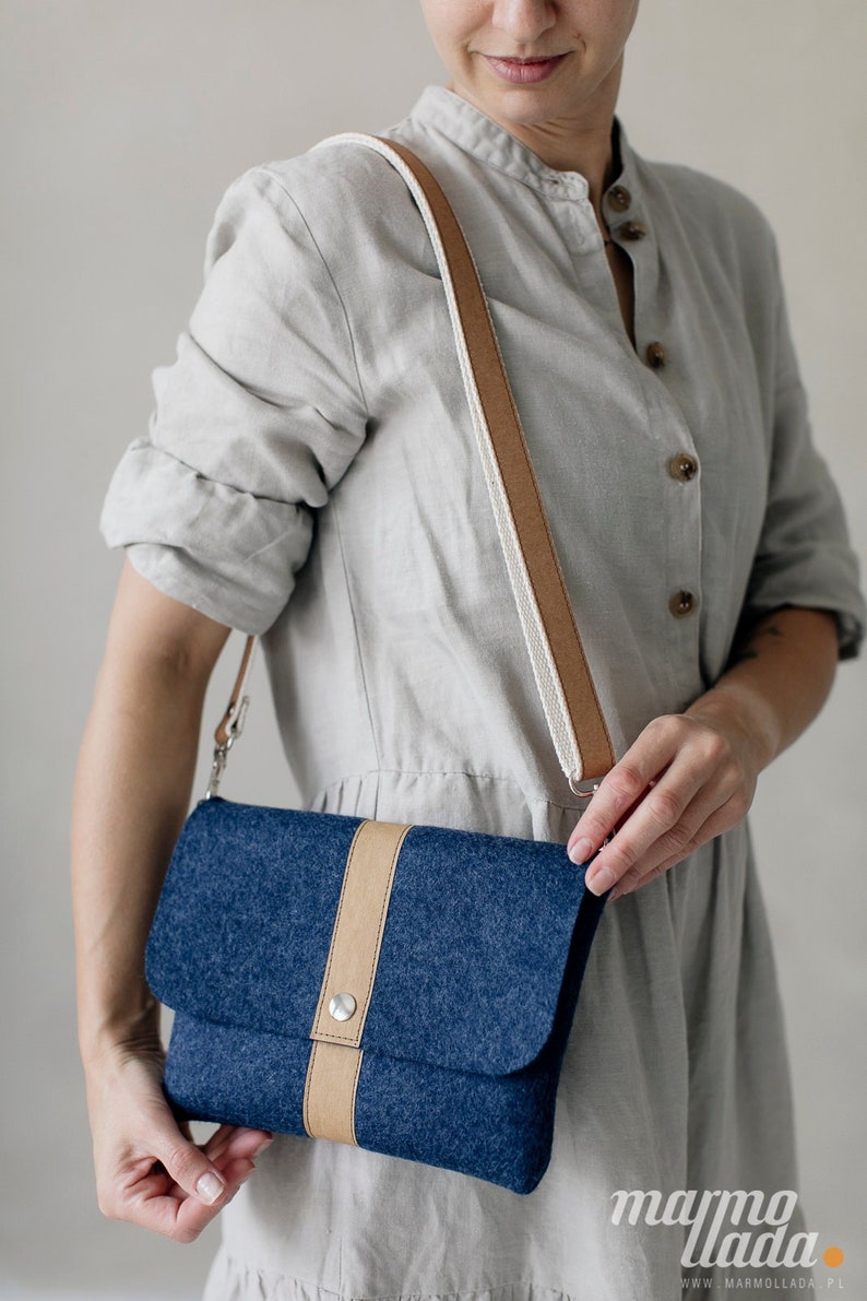 Petit sac à bandoulière en feutre de laine de couleur indigo élégante, sac confortable au quotidien, sac au design minimaliste, sac de voyage, sac pour cocktail image 1