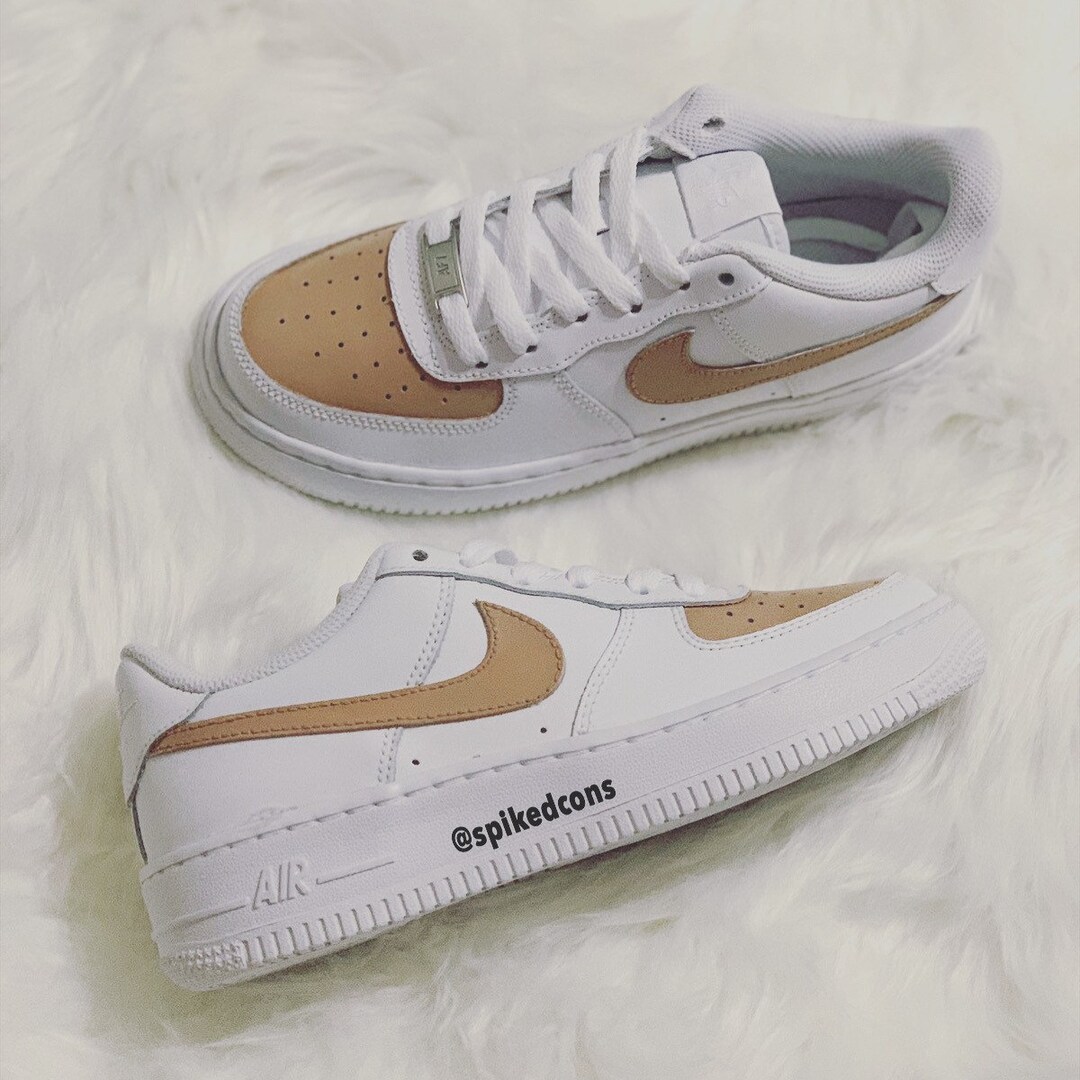 tan and white af1
