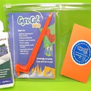 Gyro-Cut PRO-startpakket. Compleet met een Gyro-Cut PRO-tool, Standard Cut-papiermes en een 50ml fles Sticky Mat Adhesive