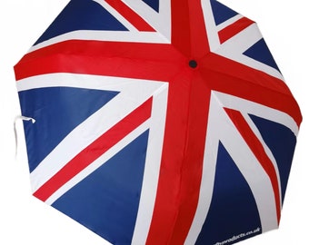 Paraguas de viaje plegable con diseño de Union Jack, mecanismo de apertura y cierre automático con botón pulsador, asa y correa de fácil agarre.