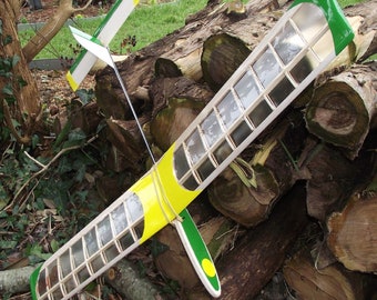 Kit de planeador Hiesbok GINO para vuelo libre o radiocontrol. Ala integrada con superficies de control de vuelo ajustables.