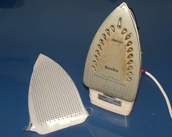 Funda de TEFLON para la base de la plancha, diseñada para la mayoría de las planchas. ¡Fácil de instalar en segundos! Protege la base de tu plancha.