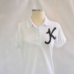 Seu Monograma em Qualquer Cor Camisa Polo Branca Adulto Anos 50
