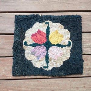 Almofada de cadeira em lã com estampa de tulipas antigas, tapete de mesa único com estampa floral rústica.