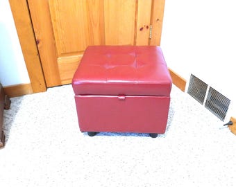 Taburete tapizado vintage de color rojo oscuro, otomana capitoné con espacio de almacenamiento.