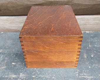 Caja de fichas de madera con ensamblaje de cola de milano, estilo vintage, para guardar recetas de cocina de mediados de siglo.