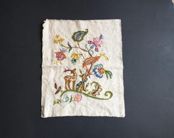 Panel bordado vintage con motivos de ciervos, árboles y flores sobre lino, diseño botánico moderno de mediados de siglo.