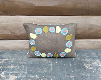 Vintage Primitive Penny Rug Style Pillow, Small Wool Farmhouse Chair Sofa Accent