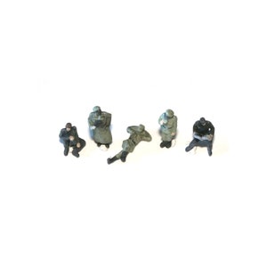1/144 3D Printed WWII Soldiers at rest. Five figures set. Unpainted