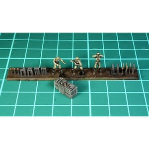 1/144 3D-utskriven fältkanonbesättning från andra världskriget. Set med tre figurer, med reservhylsor och ammunitionslådor. Omålad.