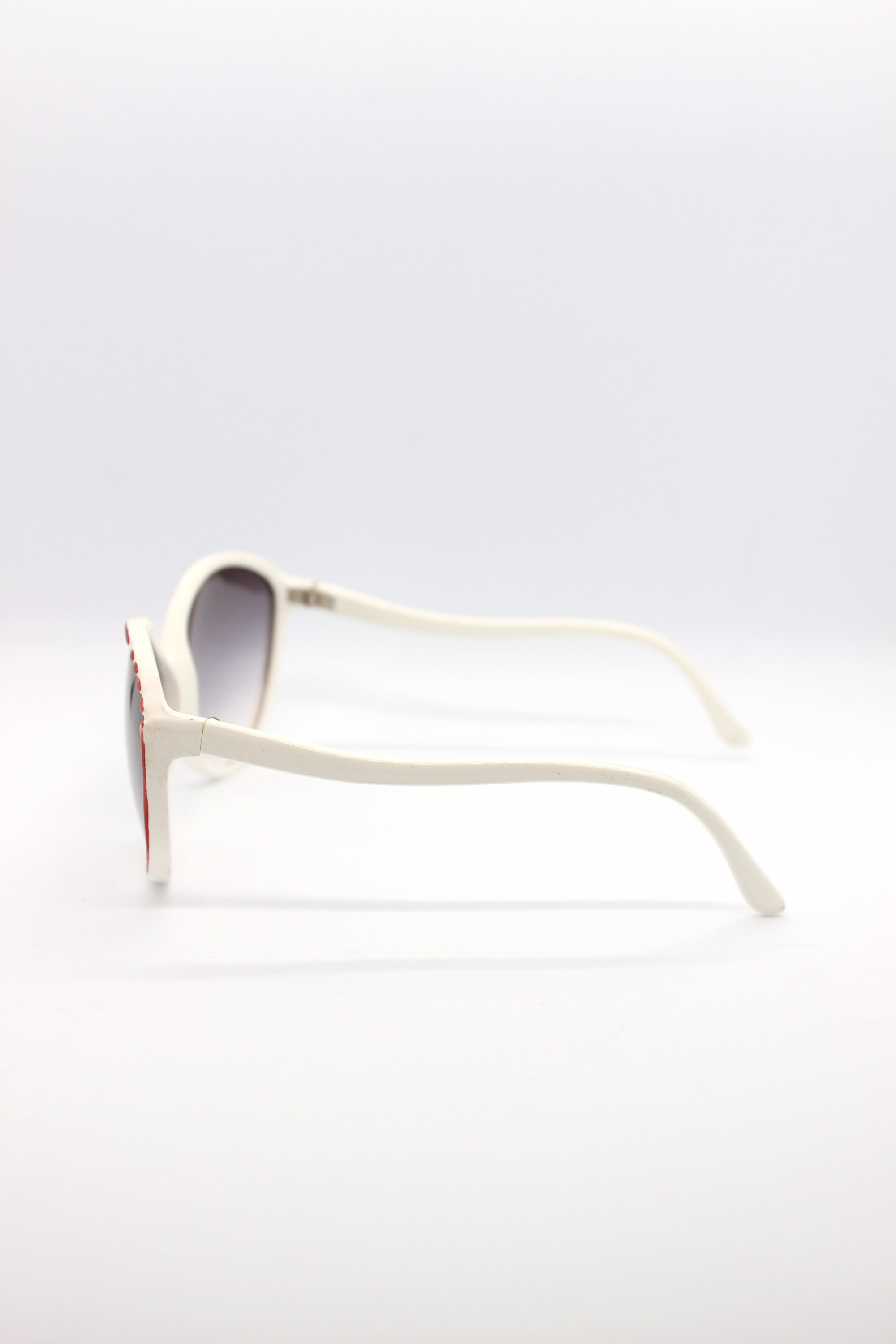WHITE VINTAGE SUNGLASSES Never Worn. White Frame With Red 