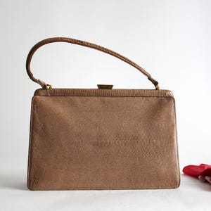 Vintage 1950s/1960s Taupe Structured Handbag – “Geneviève” – Elegant Top Handle Bag, Gold Clasp