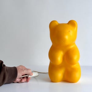 Heico Tischleuchte in Form eines gelben Gummibärchens – deutsche Kunststoff-Skulpturleuchte aus den 90er-Jahren – verspielte Designleuchte – Pop-Art-Leuchte