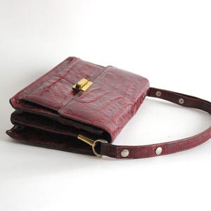 Sac à main texturé bordeaux vintage – « Veronica » – Sac à bandoulière Power des années 70, détails dorés