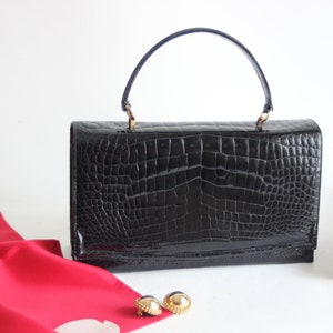 Vintage-Handtasche aus glänzendem schwarzem Leder. 70er Jahre, Österreich