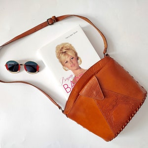 Vintage braune Ledertasche mit langem Griff. 90er Jahre