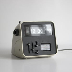 ELAC RD 100, flip alarm clock radio, with folding numbers. White colour. Space age. Germany 1970s.