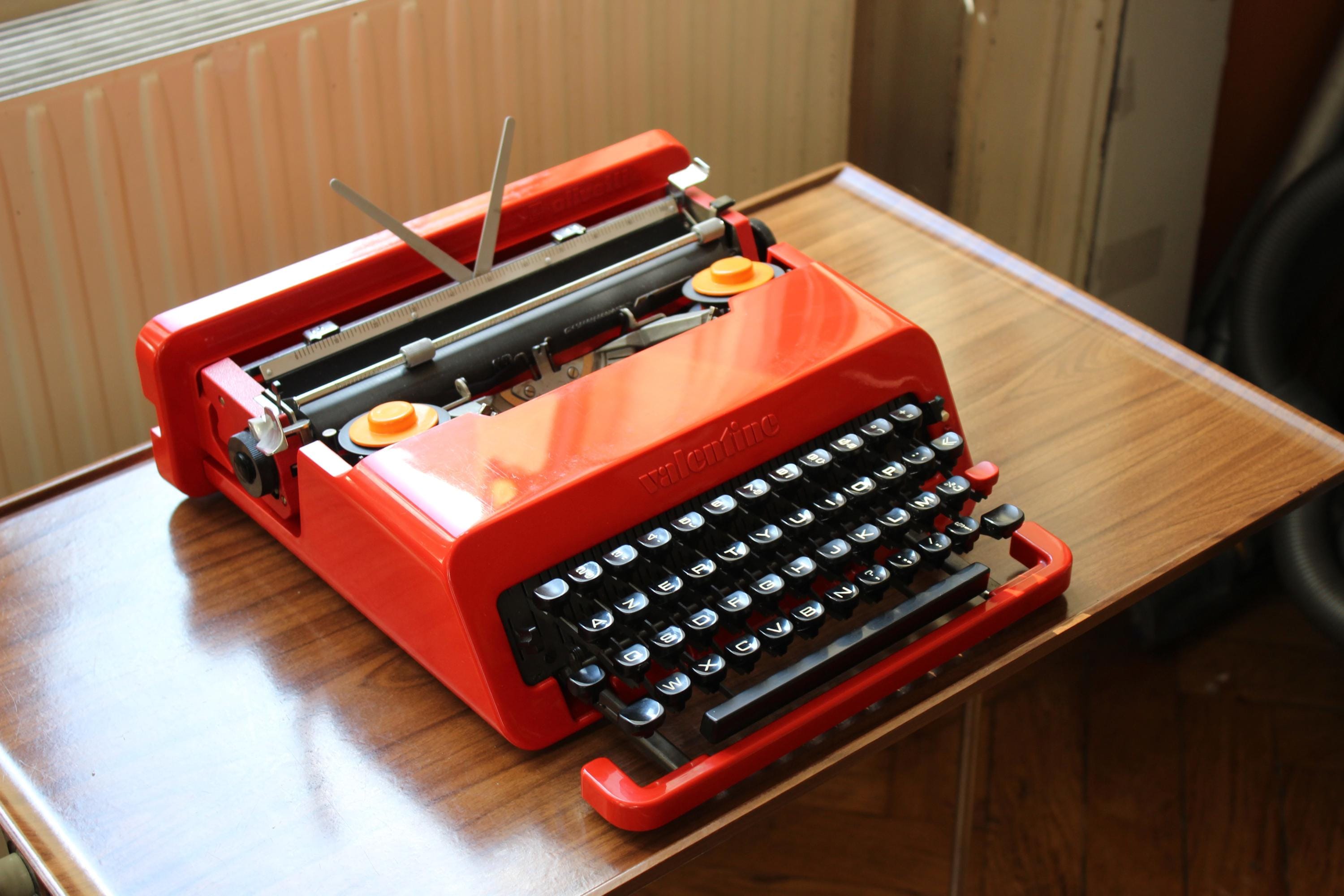 Olivetti Valentine Typewriter – FRENCH Azerty Keyboard – Red