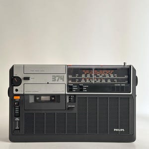 Zabytkowy radiomagnetofon Philips AR 374 z lat 70. z oryginalnym pudełkiem i wtyczką EU – przenośny magnetofon AM/FM – wyprodukowany w Austrii