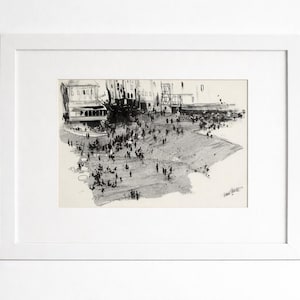 Puede incluir: Un dibujo a tinta en blanco y negro enmarcado de una escena urbana con edificios y personas. La obra de arte está en un marco blanco y se muestra contra una pared blanca.